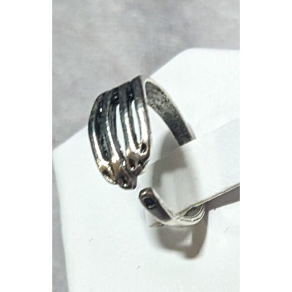 Gothic Skeleton Hand Silver Tone Fashion Ring Size 5 1/2 - Picture 3 of 14